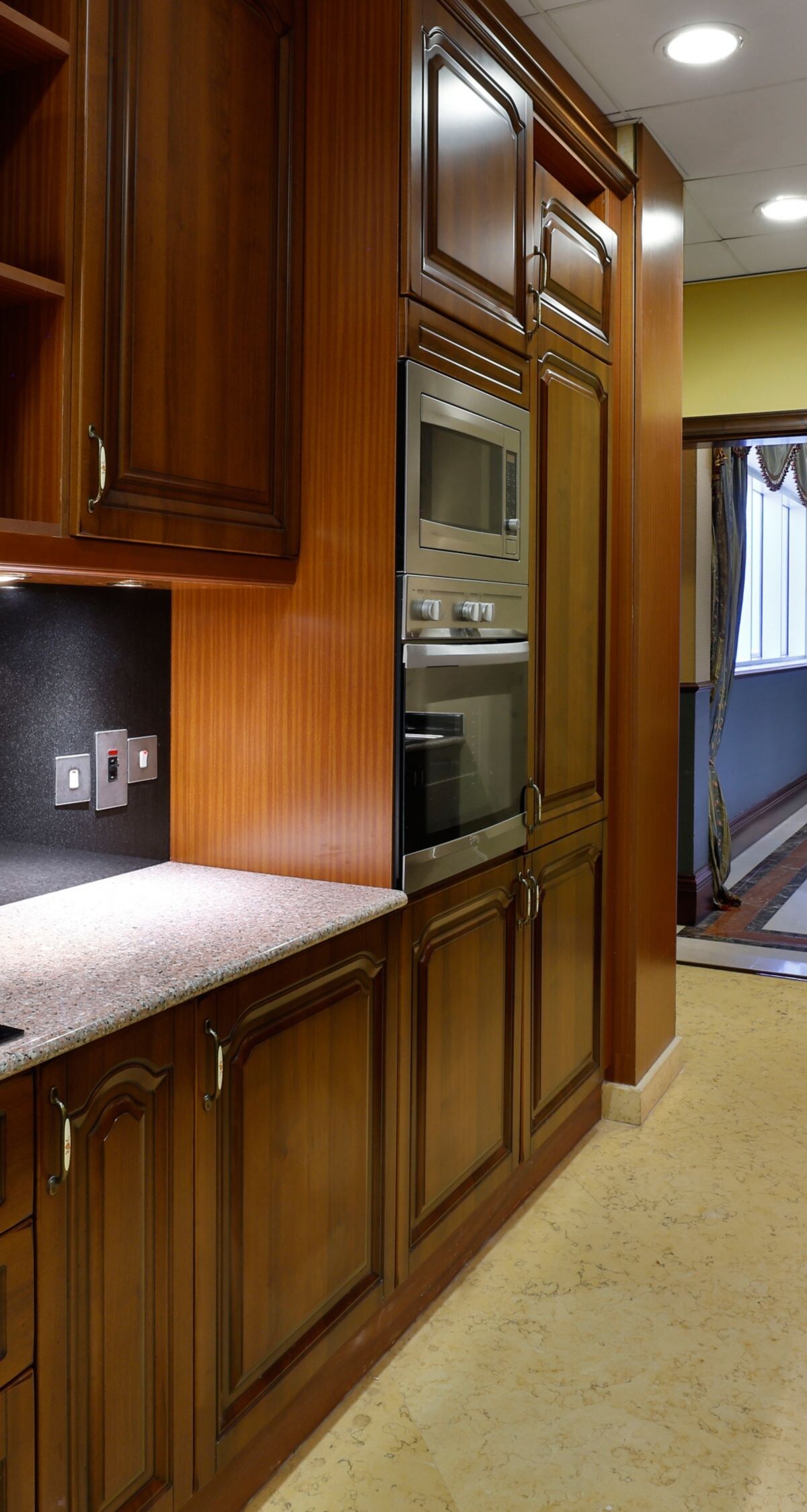 Kitchenette Chairman Suite