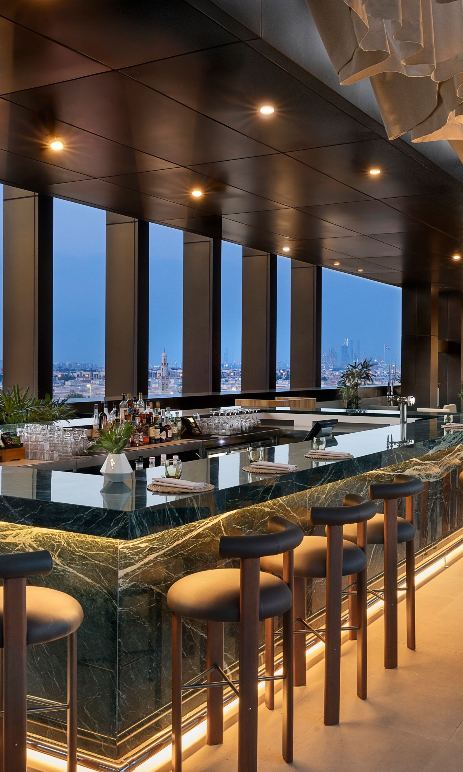 Bar intérieur de LOOK UP Rooftop Bar