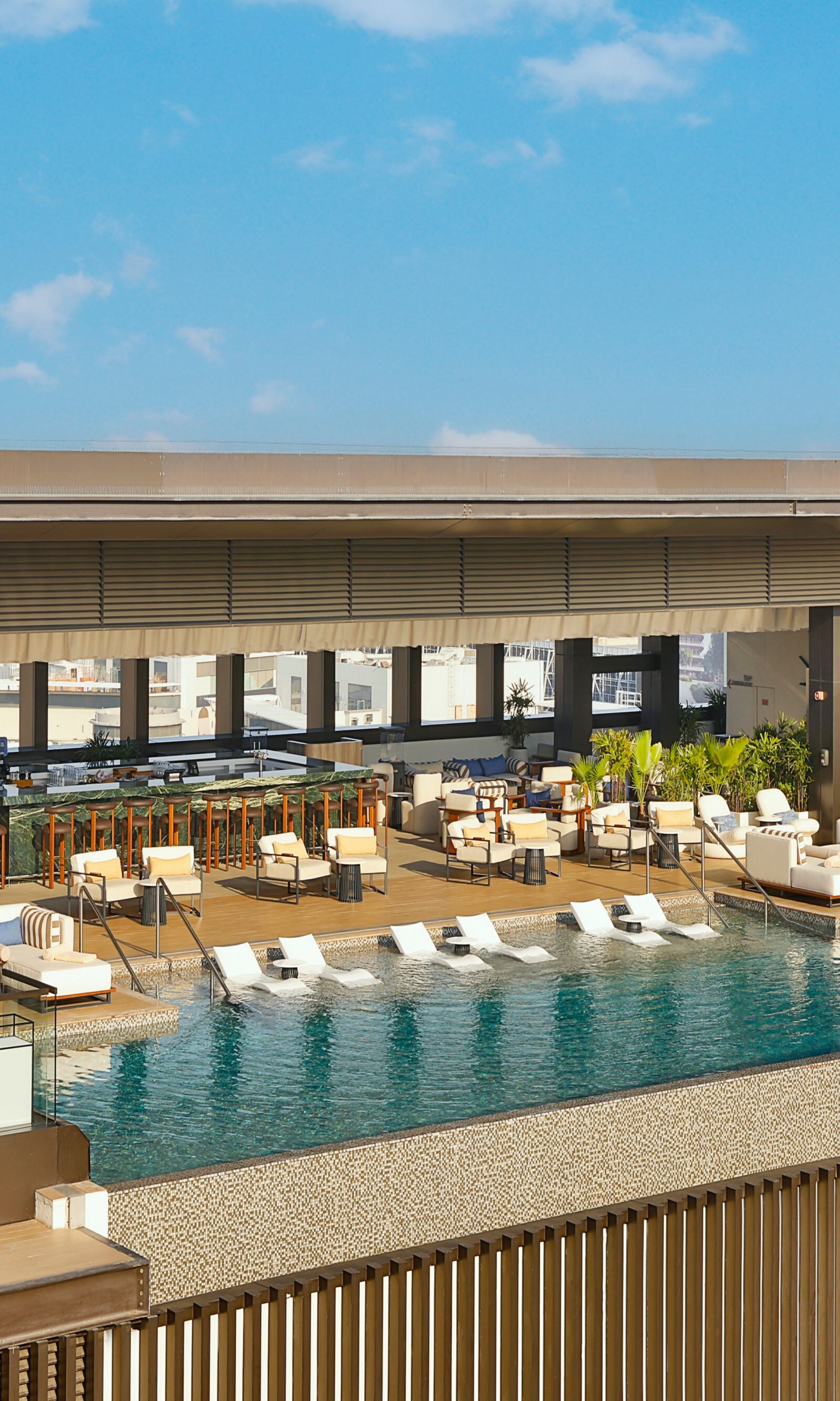 Vue d'ensemble de la piscine et du rooftop LOOK UP
