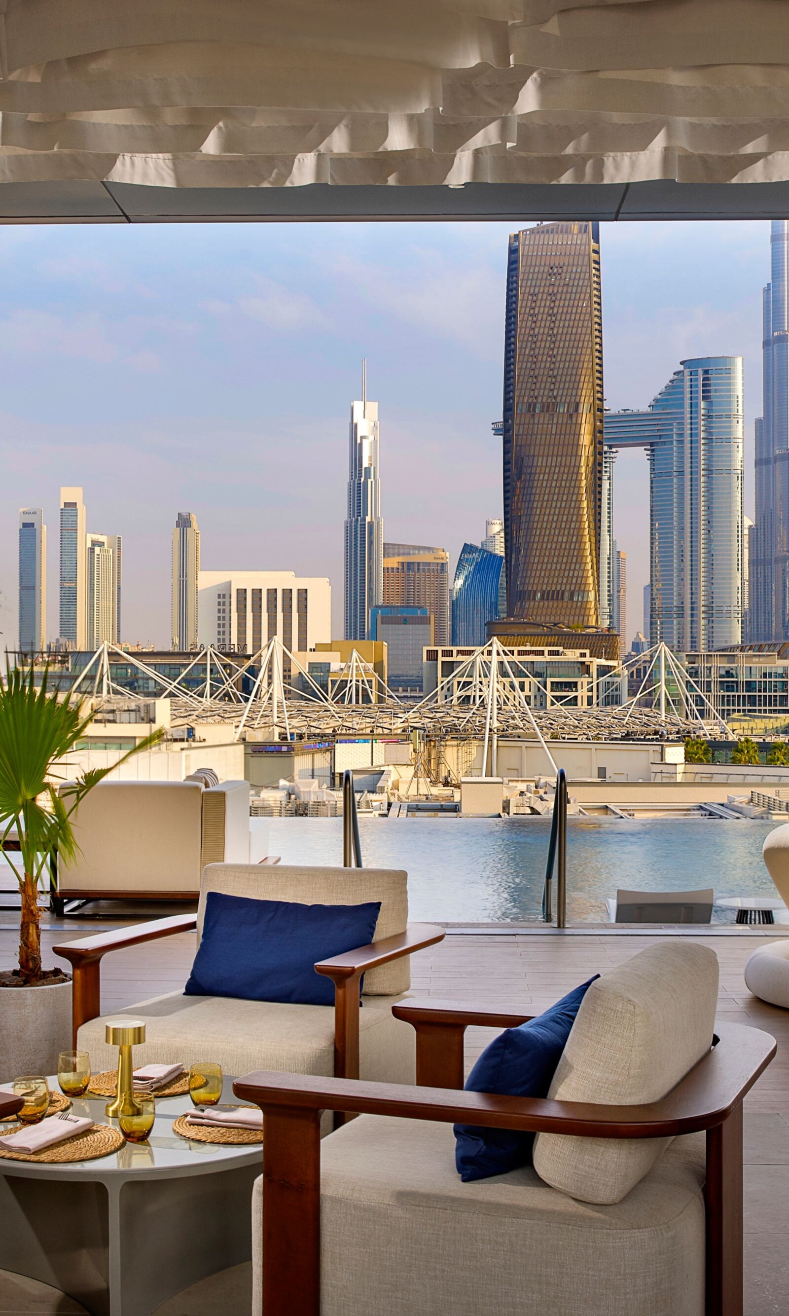 Lounge de LOOK UP Rooftop Bar face à la skyline de Dubai