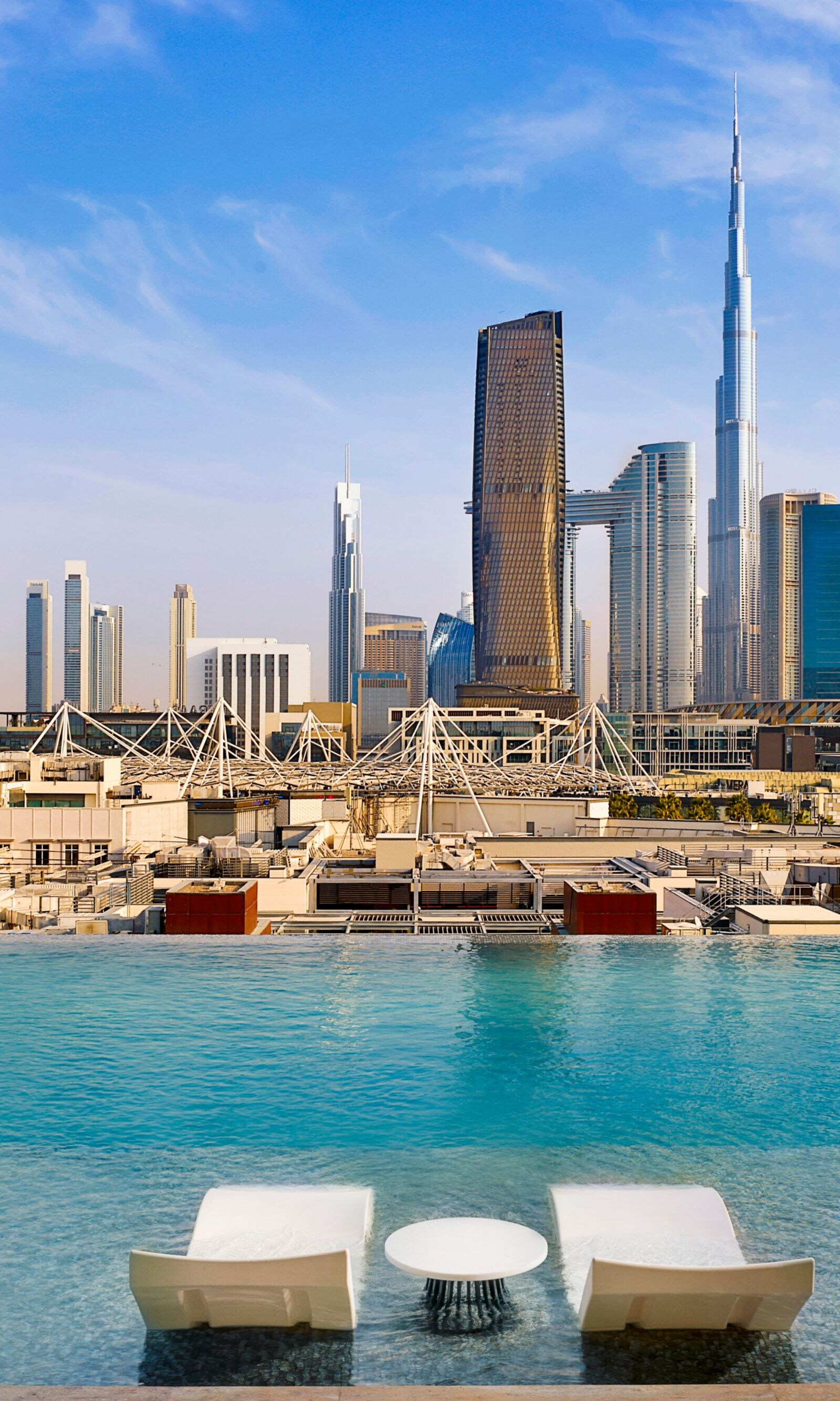 Piscine rooftop de LOOK UP avec vue sur Burj Khalifa