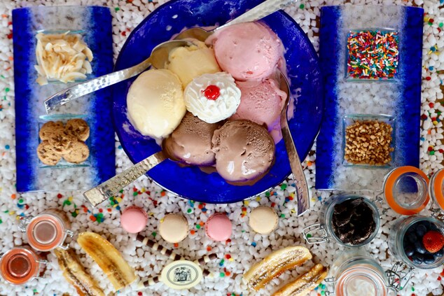 6 scoops of assorted ice cream on sundae board