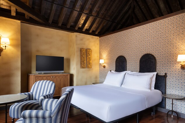 Premium Deluxe hotel room in Granada    