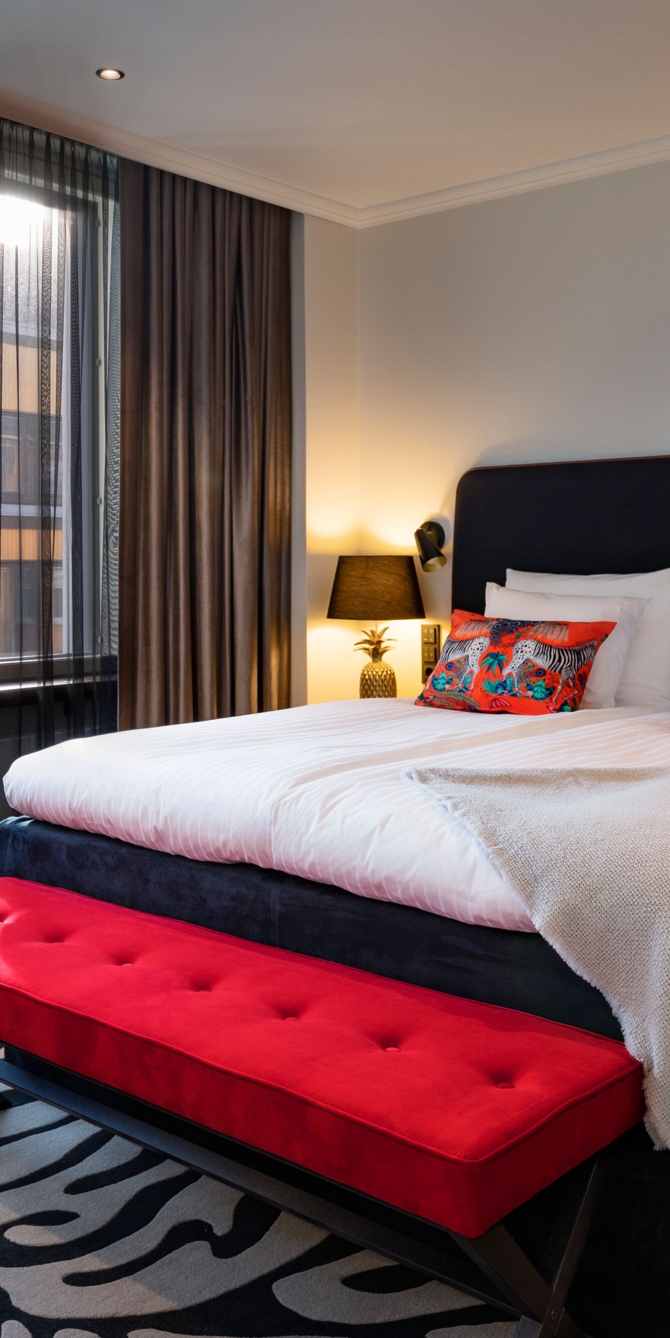 Komfortables Gästezimmer mit Kingsize-Bett