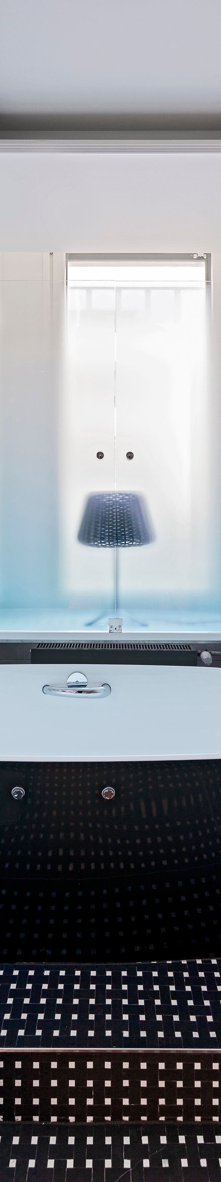 Eckzimmer mit Kingsize-Bett – Badezimmer