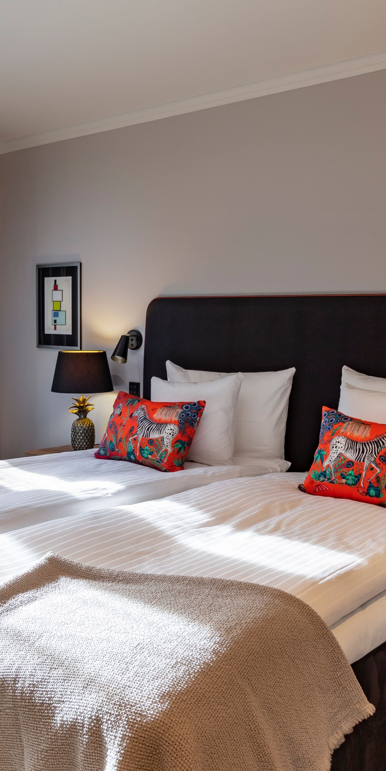 Trendiges Gästezimmer mit Kingsize-Bett