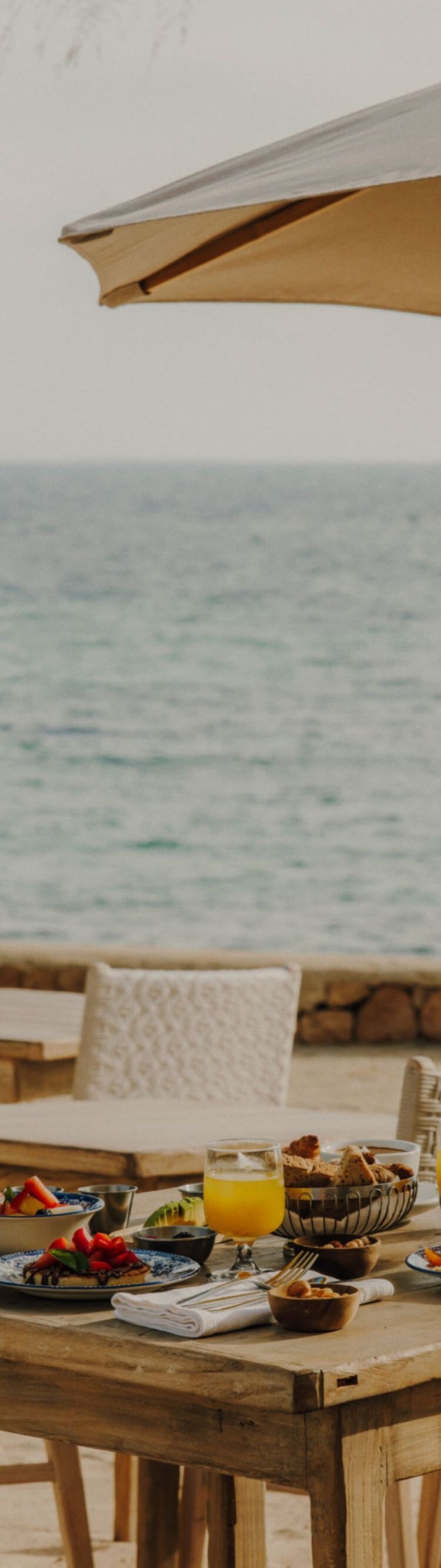 Tavolo per la colazione con il mare sullo sfondo