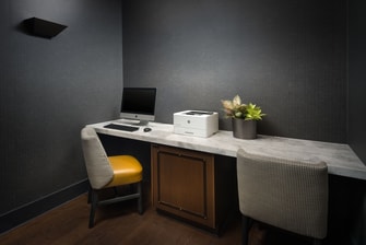 Centro de negocios, silla de escritorio, computadora con impresora