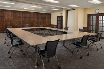 Sala de reuniones con disposición de mesa cuadrada, mesas y sillas