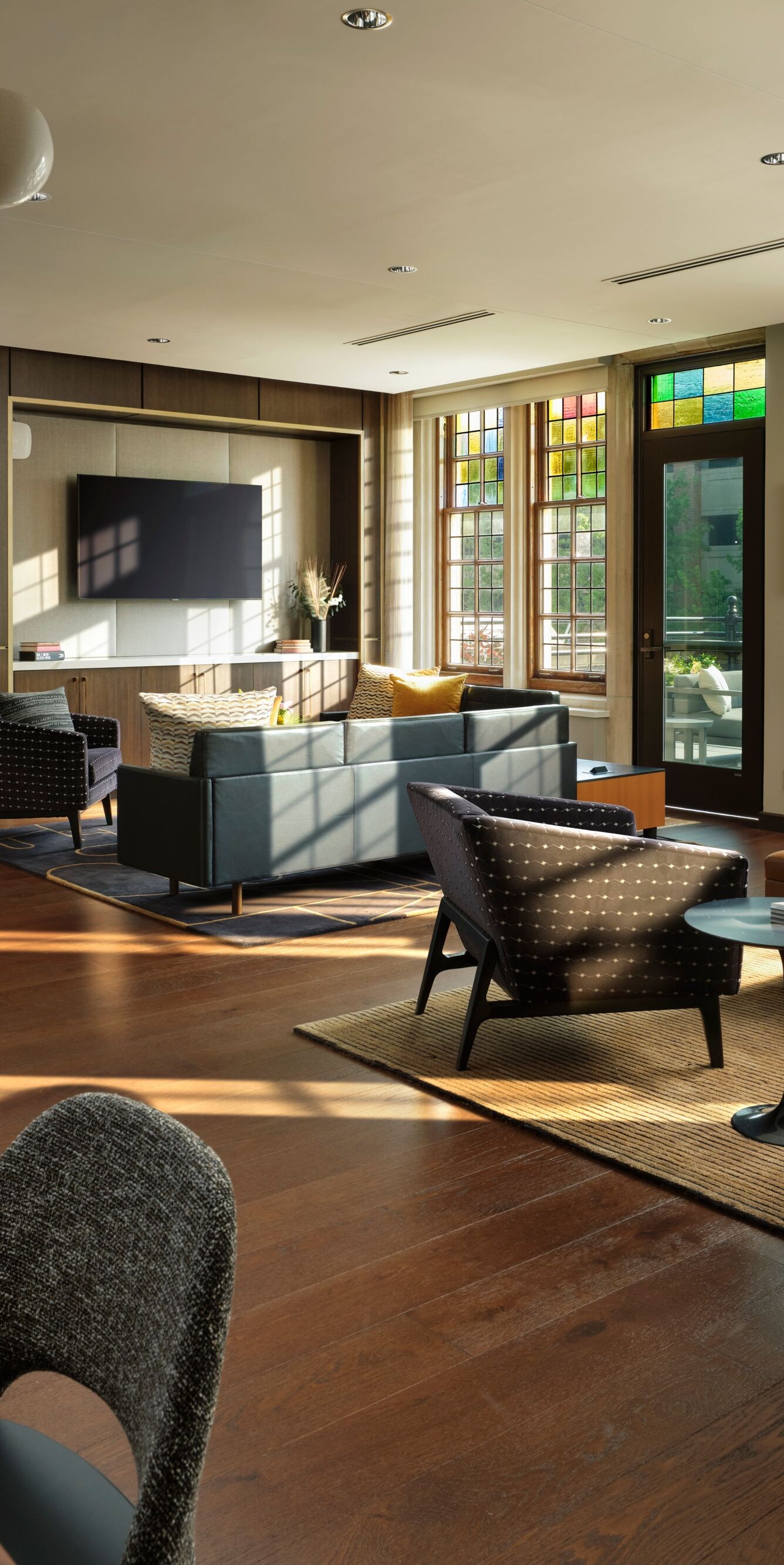 Suite meeting spac living room with lounge seating