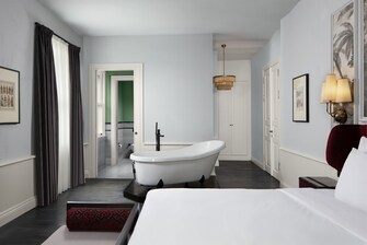 The attractive bathtub inside the bedroom