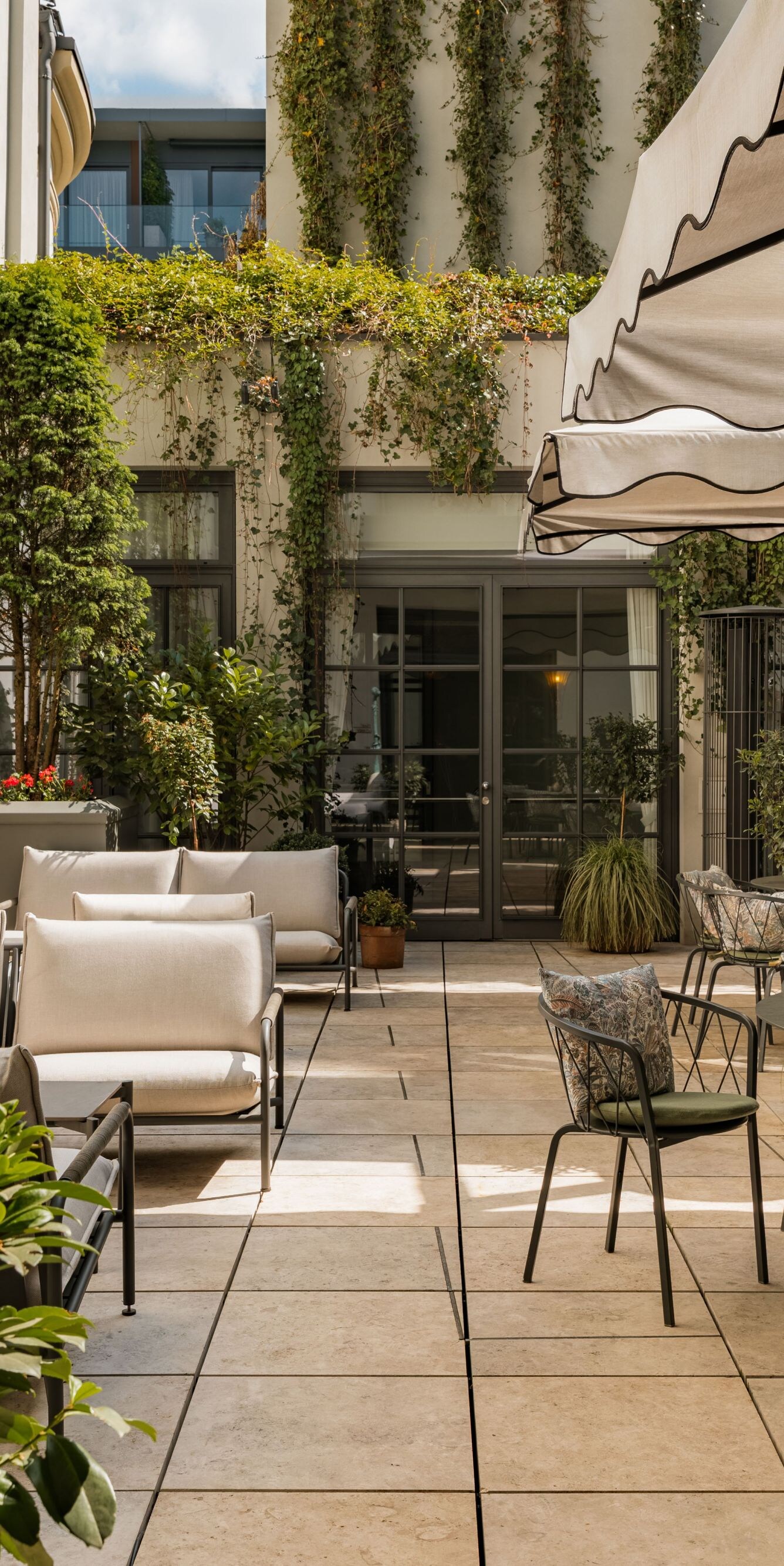 Courtyard with tables and chairs