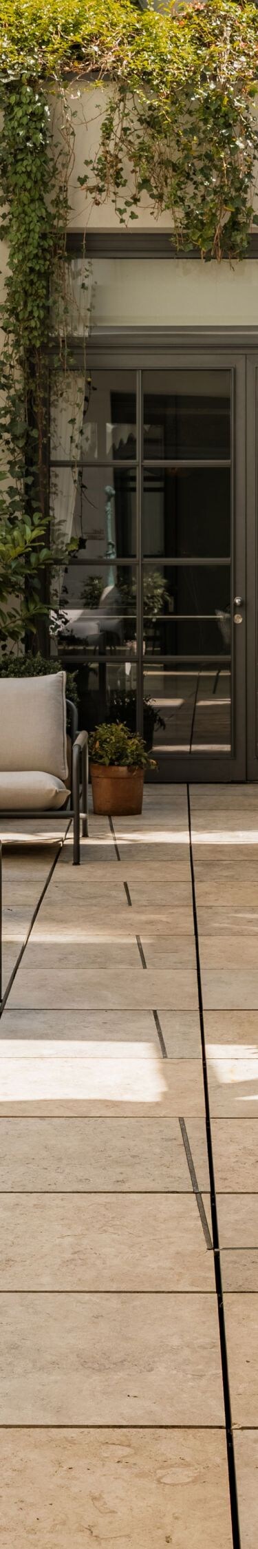 Courtyard with tables and chairs