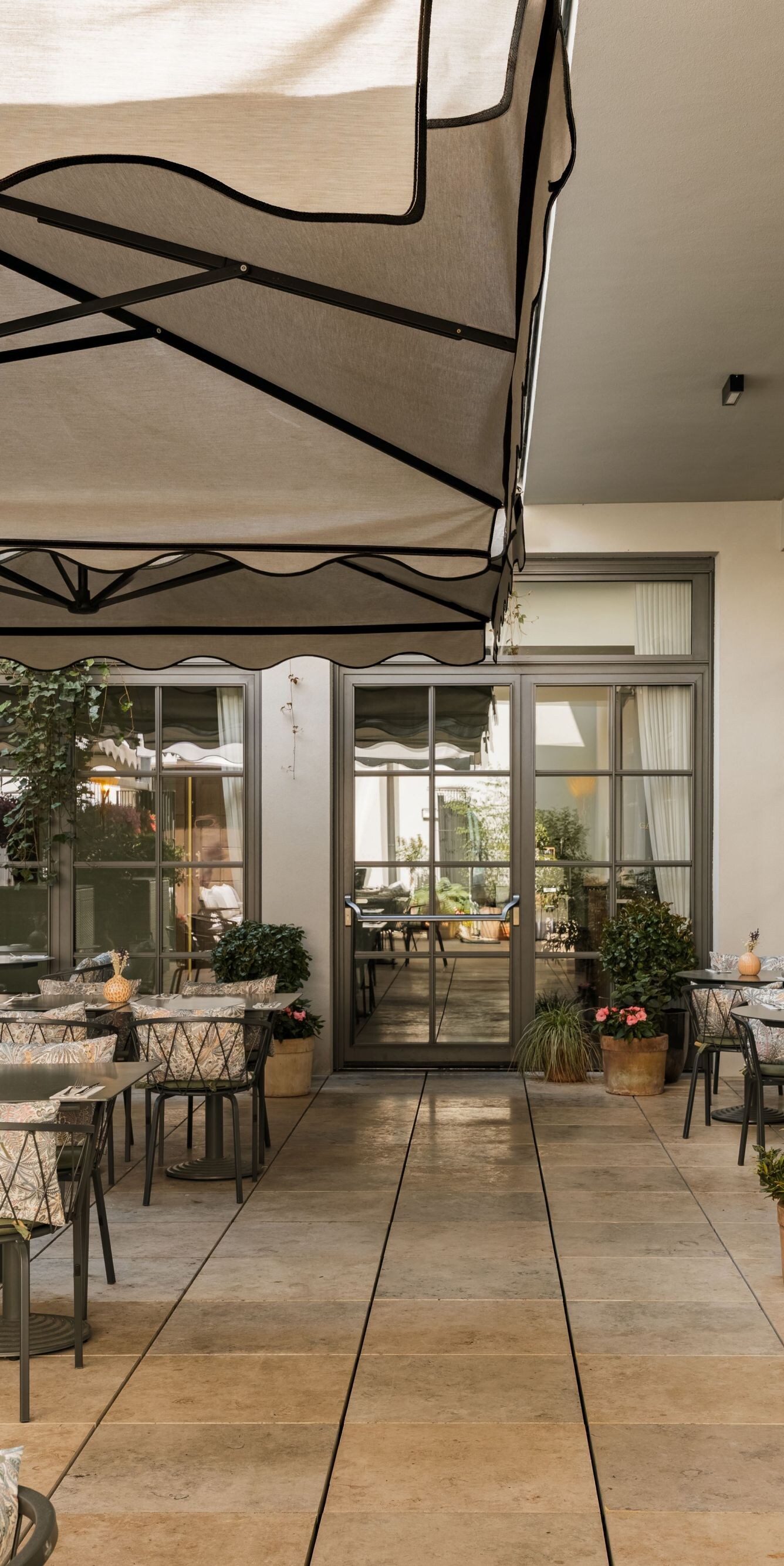Courtyard with tables and chairs