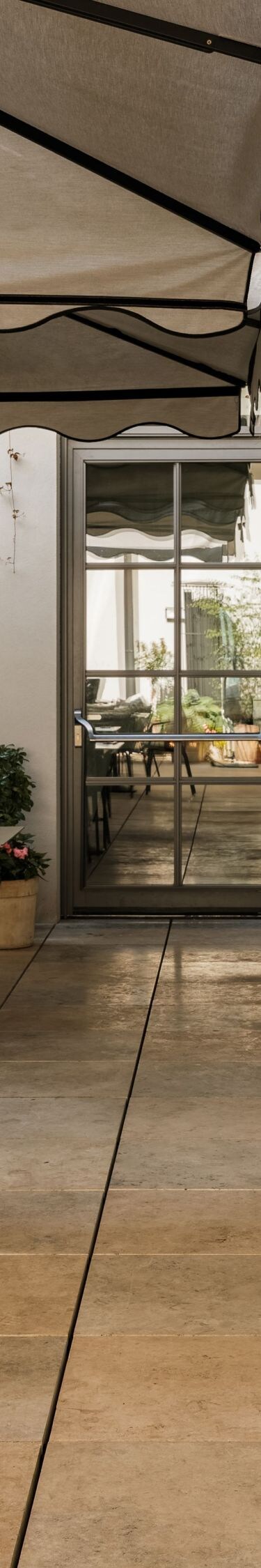 Courtyard with tables and chairs