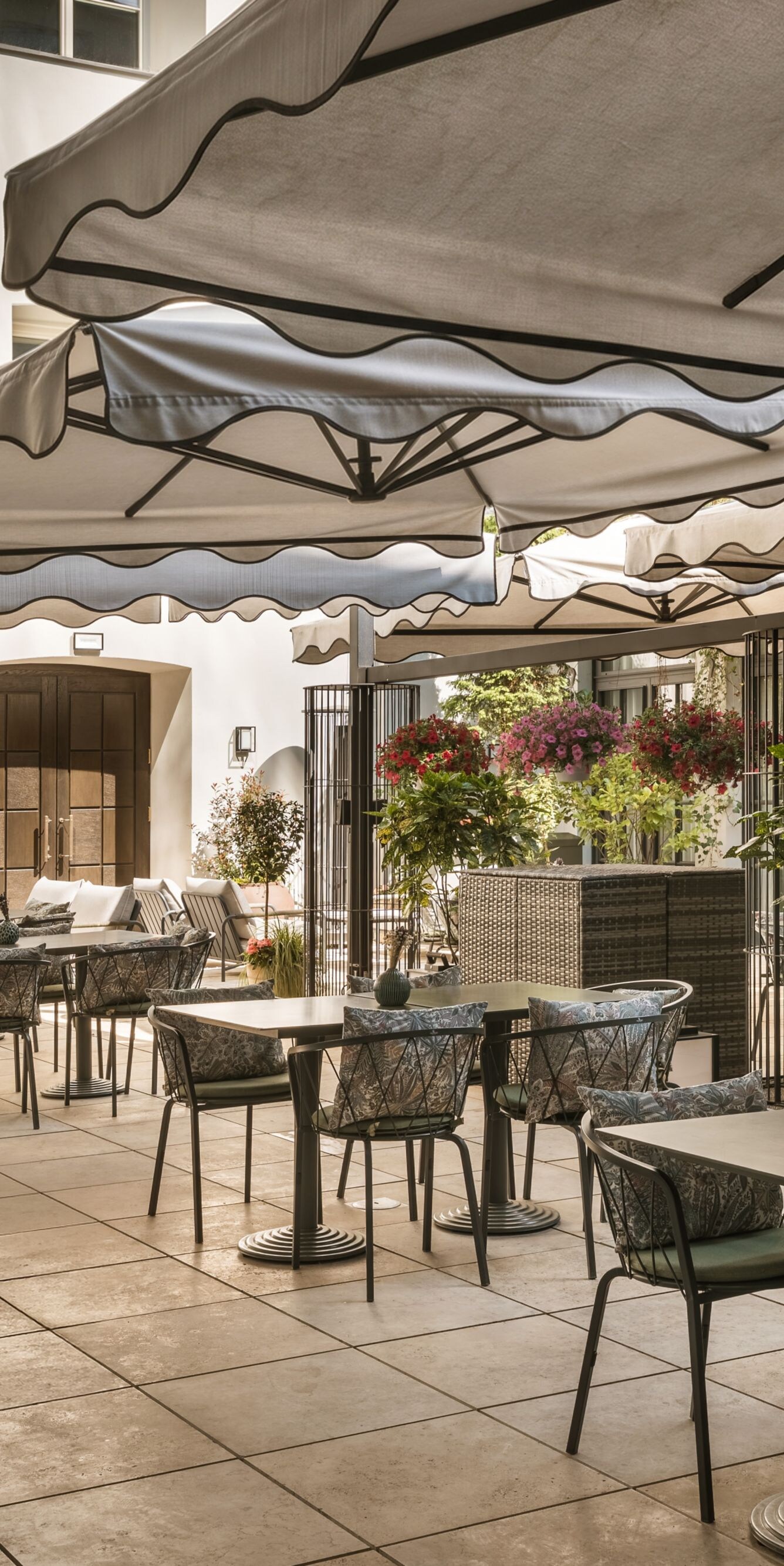 Courtyard with tables and chairs