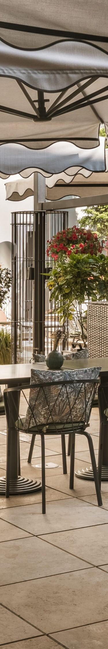 Courtyard with tables and chairs