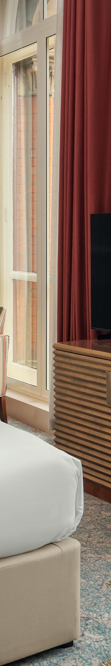 Junior Suite bedroom with city view 