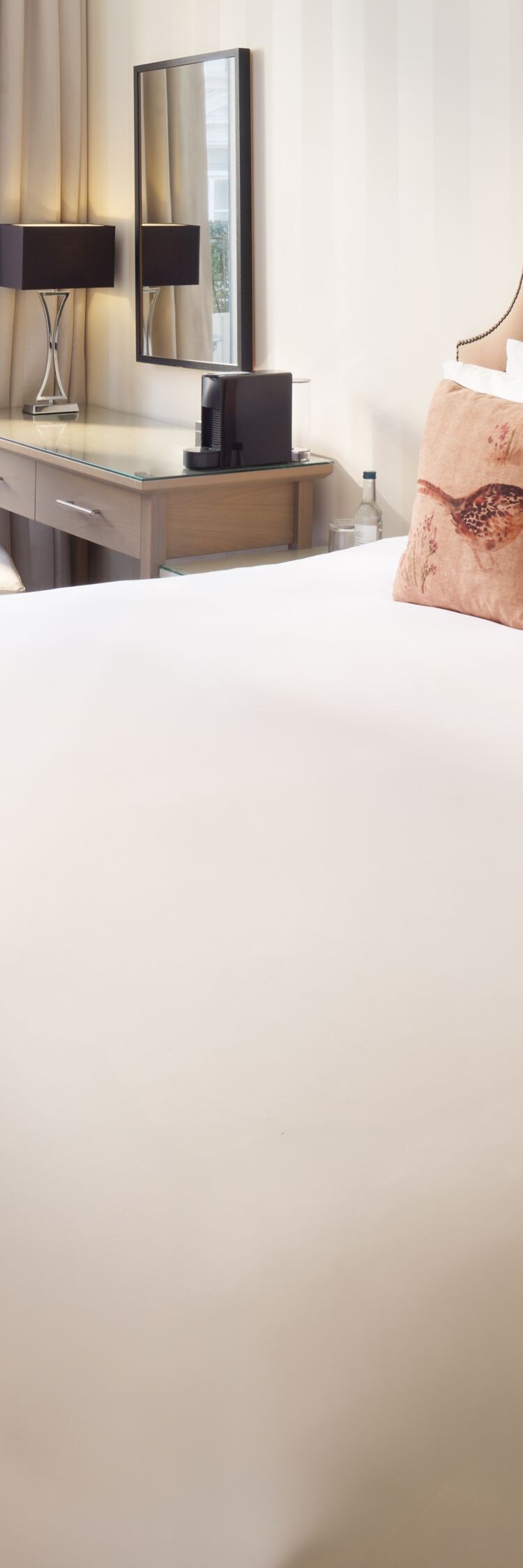 Chambre avec lit king size et portes de balcon