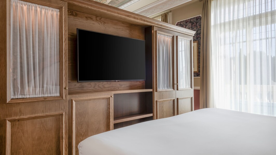 Suite Junior con cama tamaño King en el hotel de lujo de Madrid.