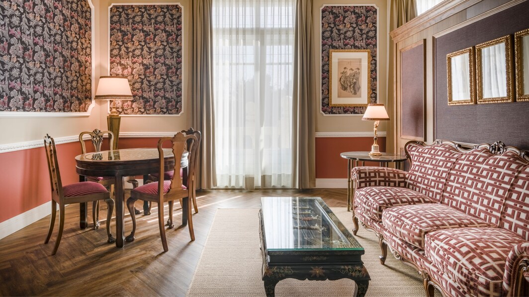 Habitaciones de suite Junior con cama tamaño King en el hotel de Madrid