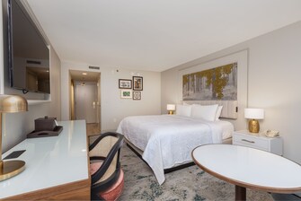 Renoviertes Zimmer mit Kingsize-Bett