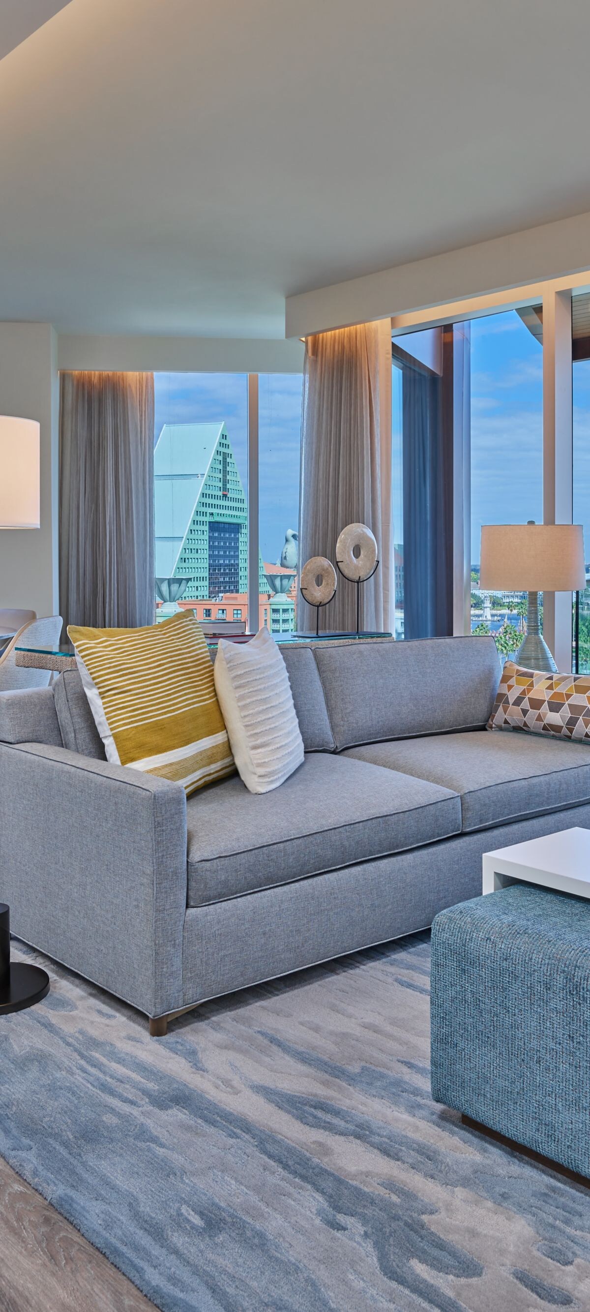 Imagen de la Suite Chairman con muebles 