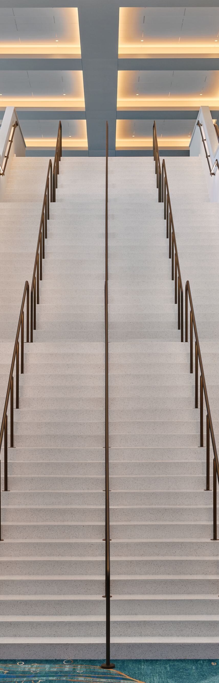 Grande escadaria com escadas rolantes e lustre