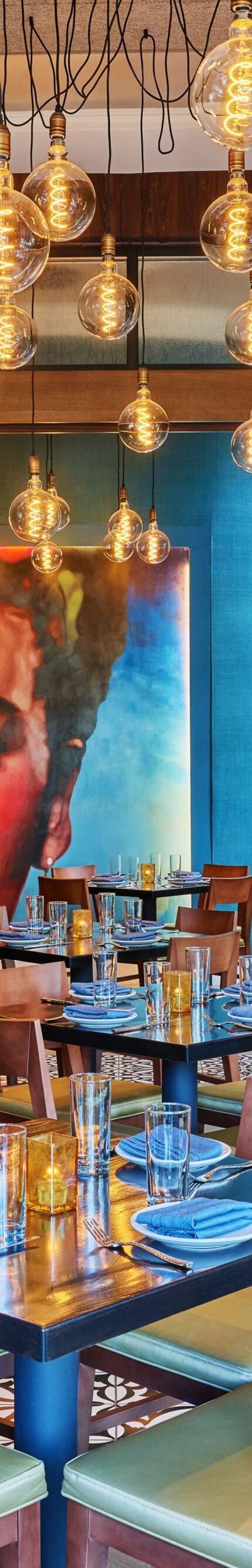 Comedor de Rosa Mexicano con madera y suelo de baldosas