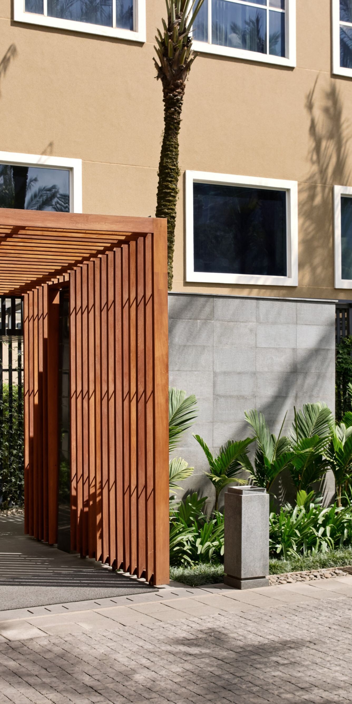 Outdoor entrance to the hotel from parking