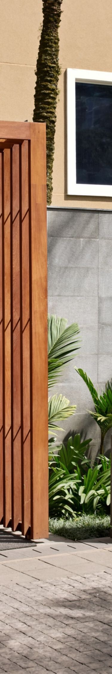 Outdoor entrance to the hotel from parking