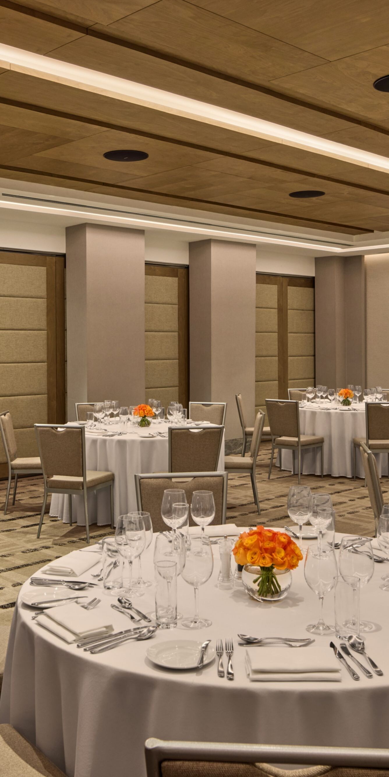 Round table dinner set up