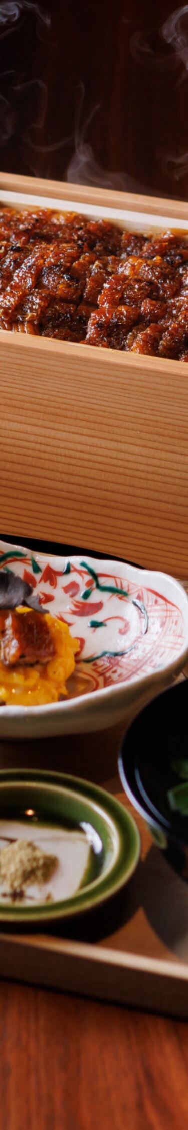 테이블 위에 차려진 히츠마부시와 기타 요리 