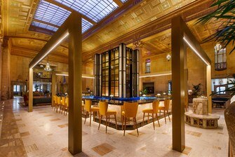 Rodeado por una majestuosa obra maestra arquitectónica, el bar Great Hall  es el lugar perfecto para relajarse mientras disfruta de un cóctel europeo artesanal, un café expreso, repostería o incluso una pizza.