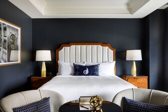 Las camas tamaño King con ropa de cama suave y lujosa, invitan a los viajeros modernos a una estadía sofisticada por negocios o placer.