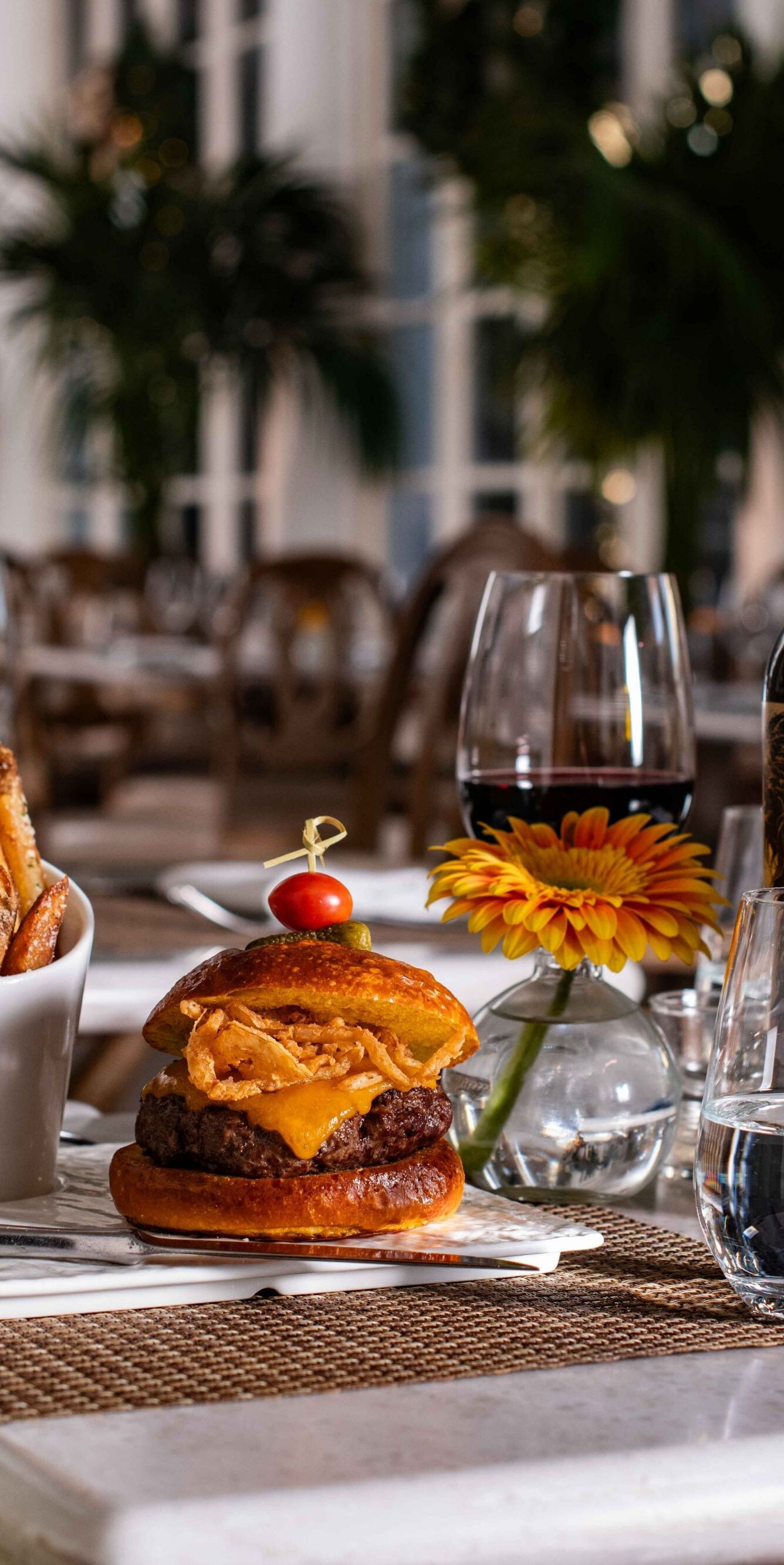 Cheeseburger served with red wine