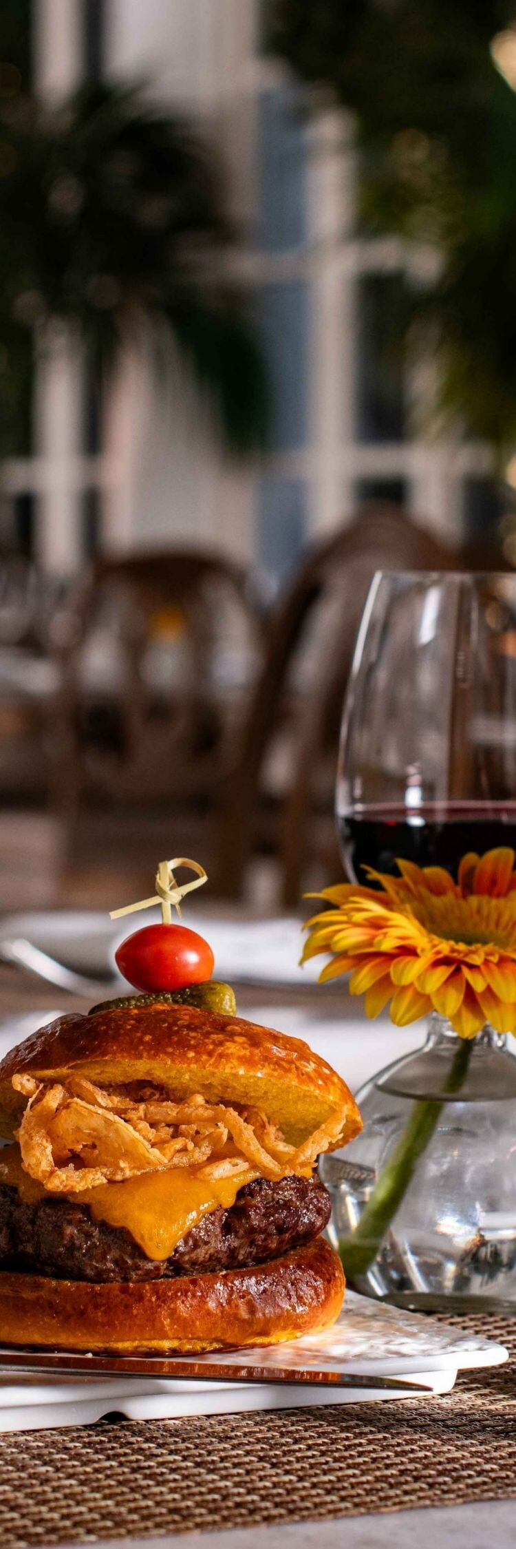 Cheeseburger served with red wine