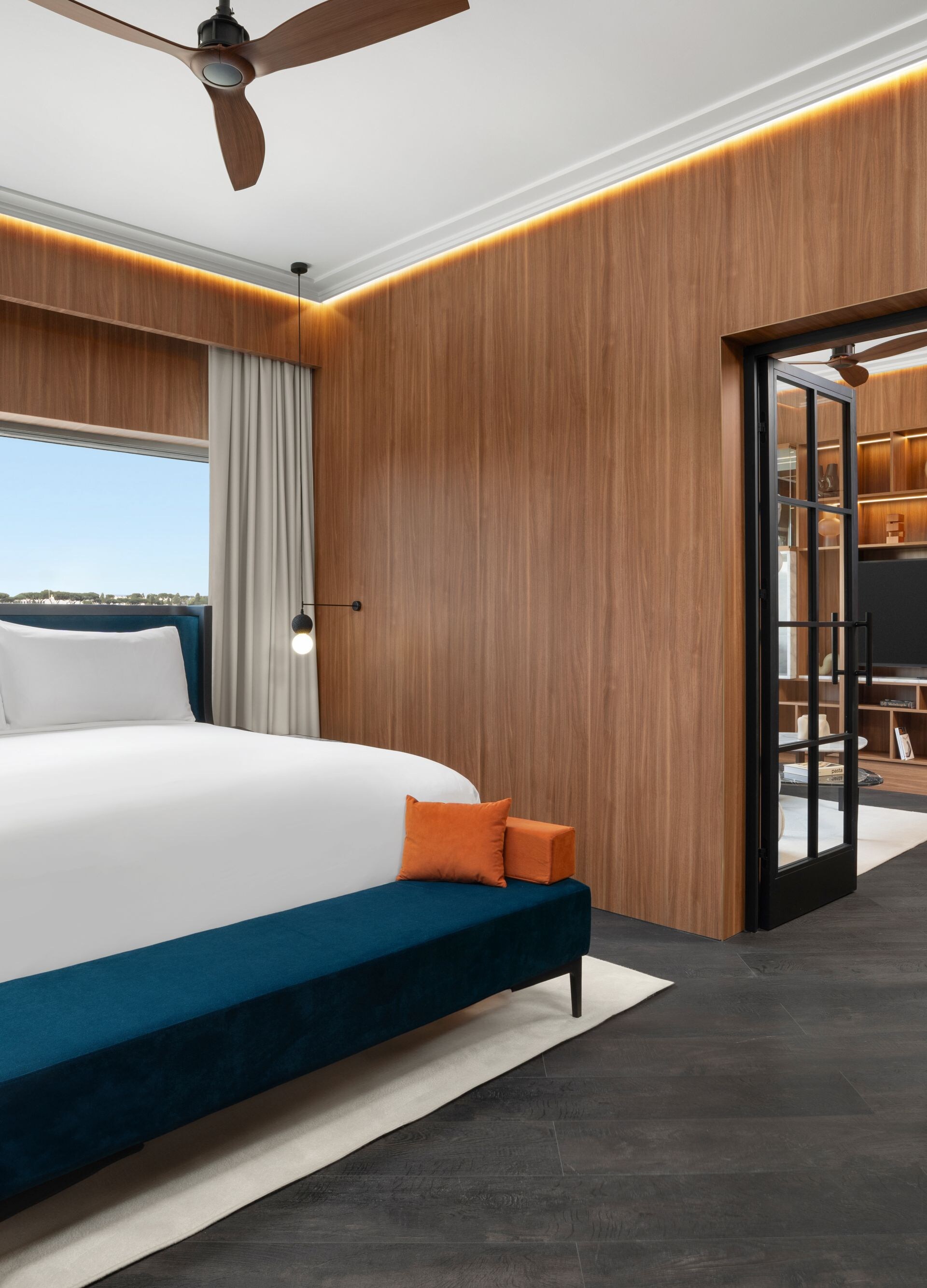 POP Suite king bed