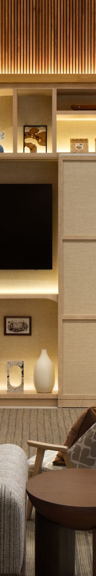 Lobby lounge with seating, shelves, and TV