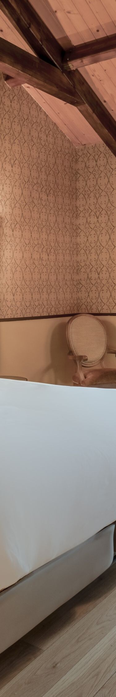 Deluxe King Room with table and chairs