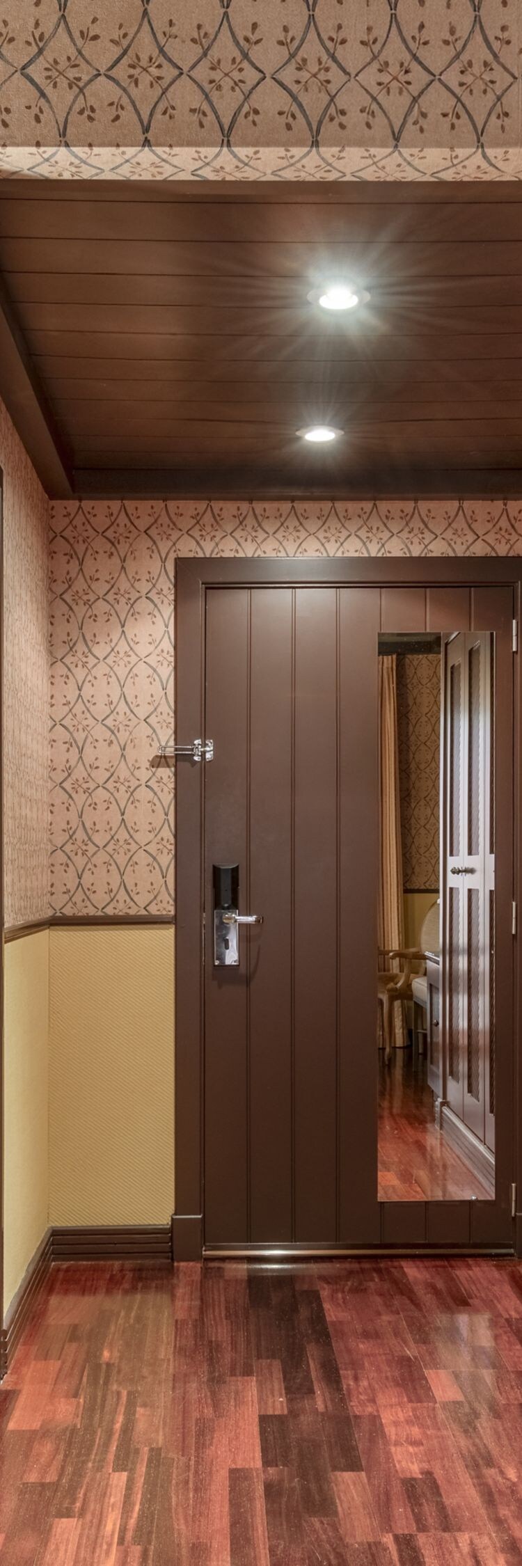 Deluxe Queen Room bed, console, and closet