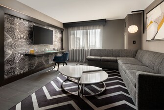 imagen de la sala de estar de una suite