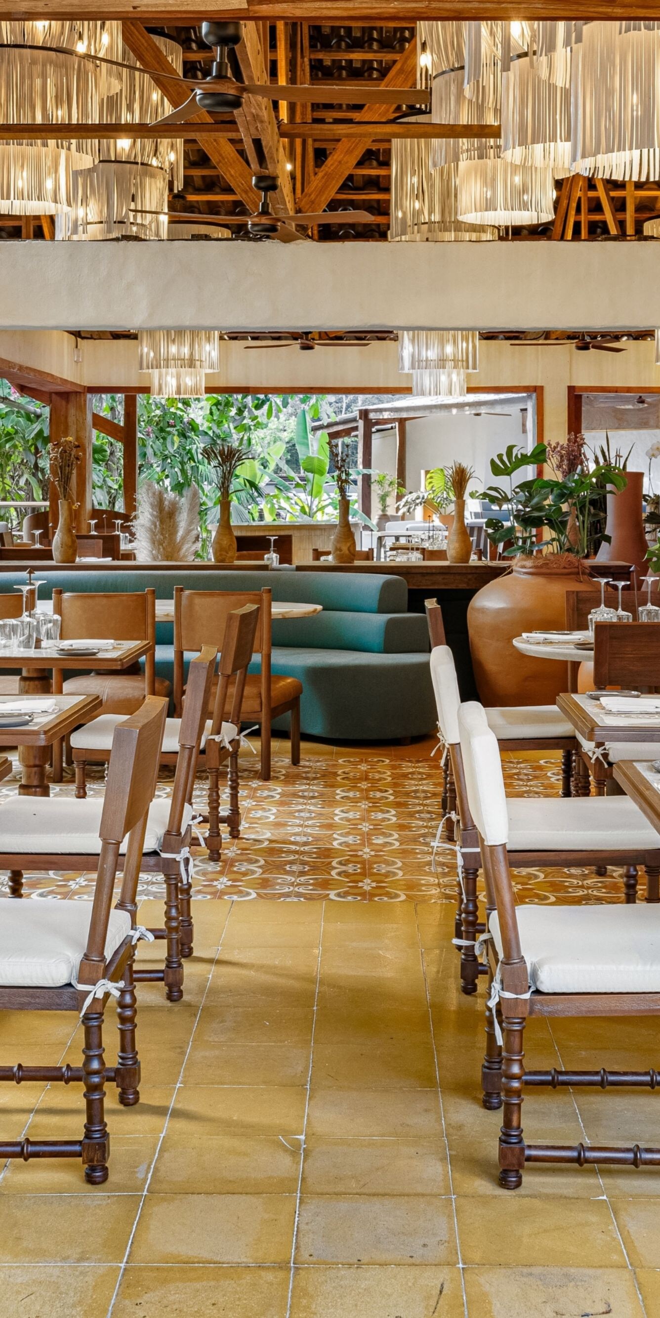 Comedor, muebles de madera, sillas, mesas