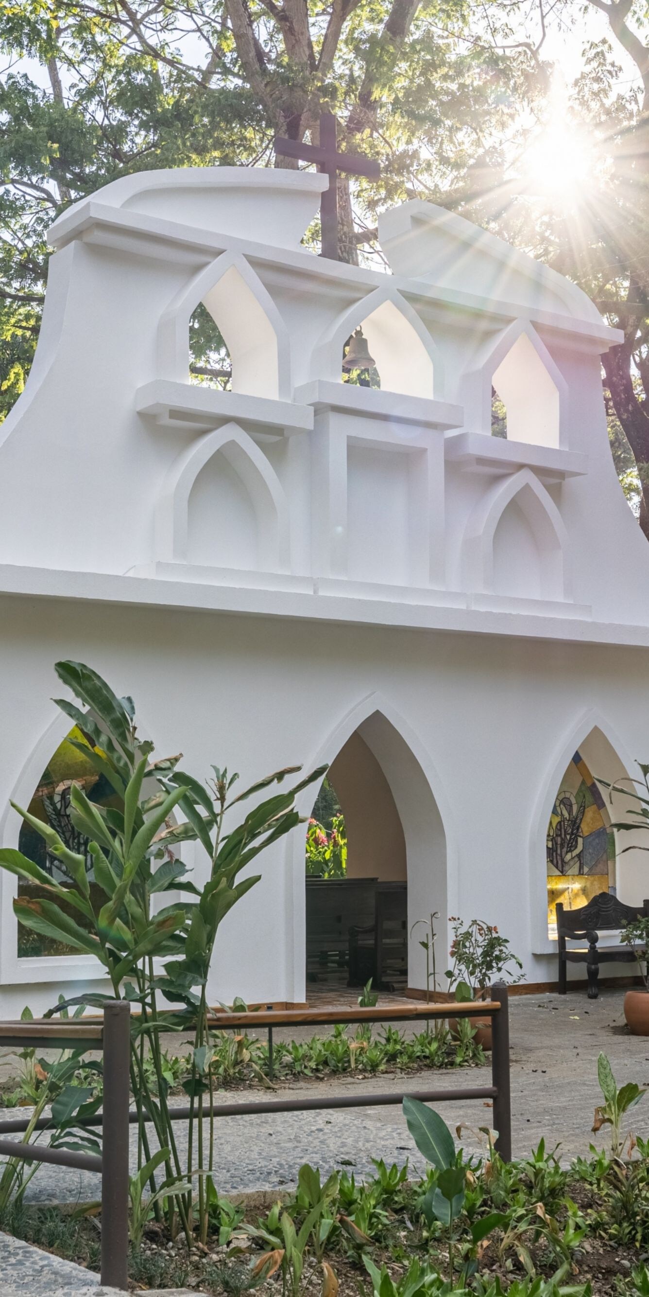 Vista del espacio para ceremonias religiosas y el exterior