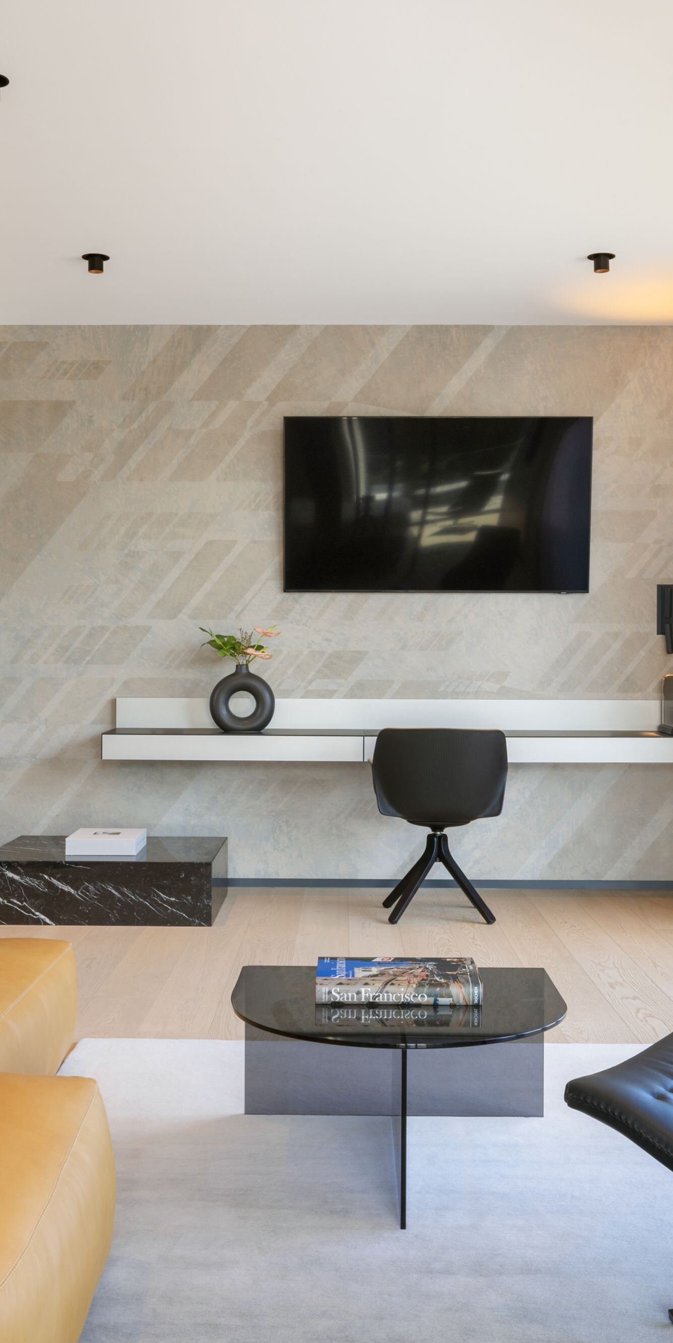 Gemütlicher Sitzbereich in der Lounge mit Fernseher
