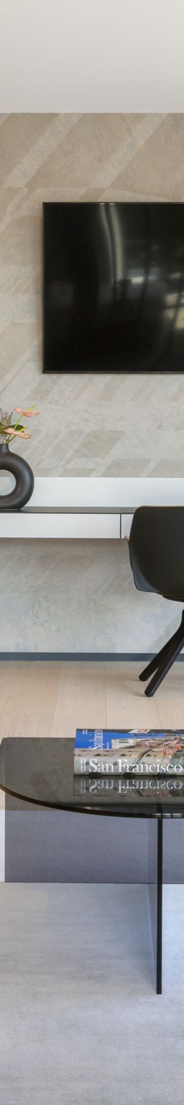 Gemütlicher Sitzbereich in der Lounge mit Fernseher