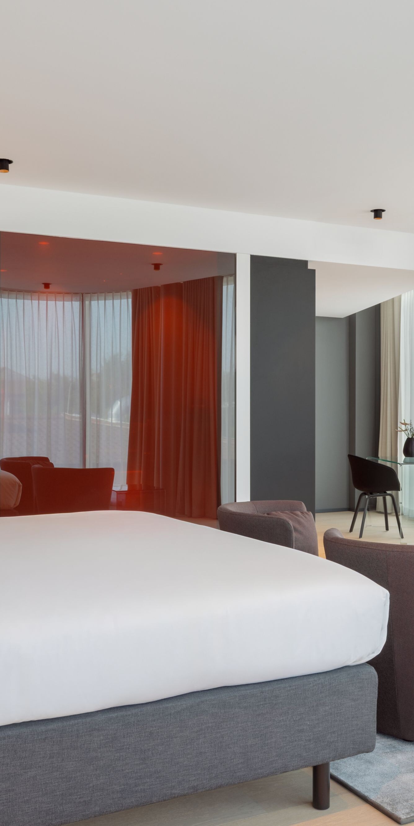 Junior Suite mit Stadtblick – Bett- und Sitzbereich