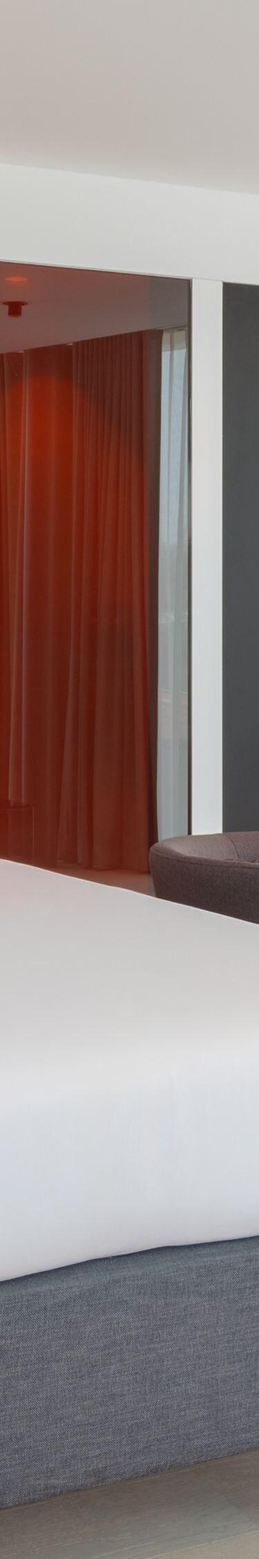 Junior Suite mit Stadtblick – Bett- und Sitzbereich