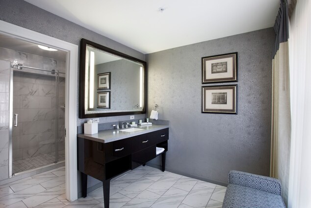 Bathroom vanity in Corner King