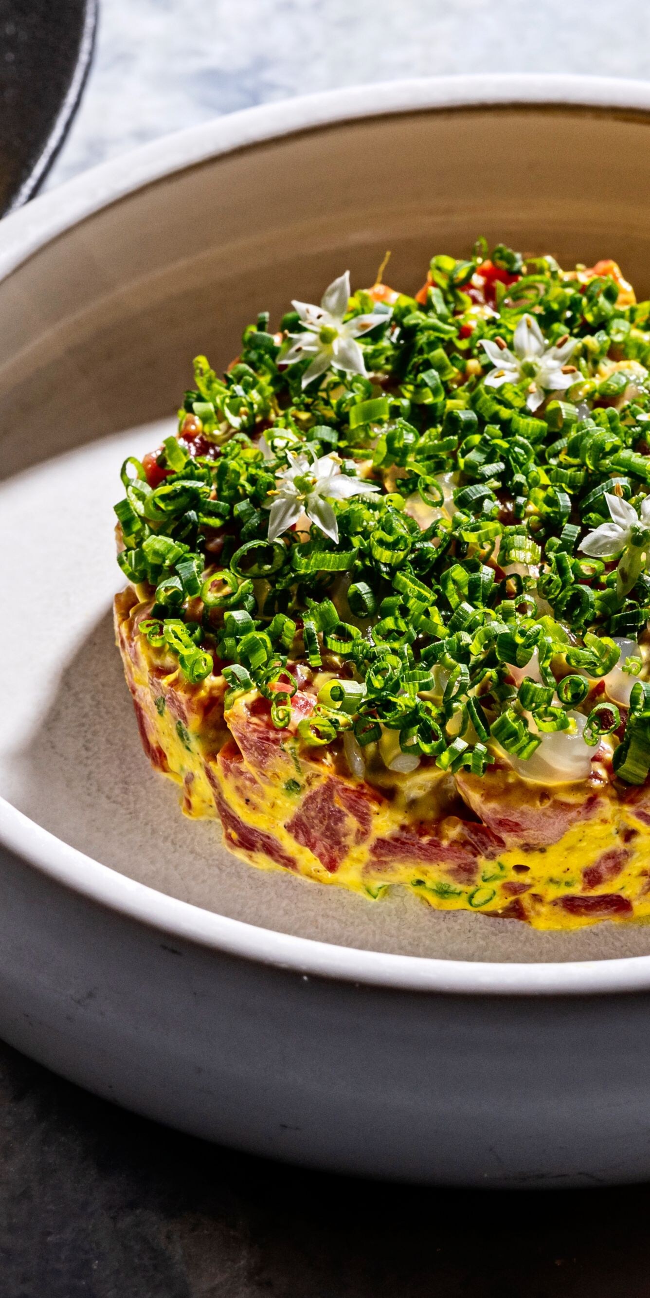 Curried beef tartare with herbs and crisps